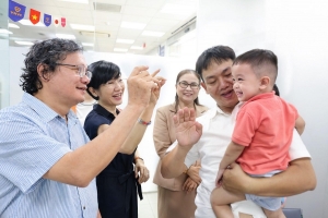 Hàng chục nghìn phụ huynh đăng ký và cho con tiêm vắc xin tay chân miệng lần đầu tiên có tại Việt Nam
