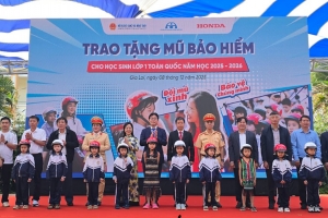Trao tặng 1,8 triệu mũ bảo hiểm cho học sinh lớp 1 trên cả nước