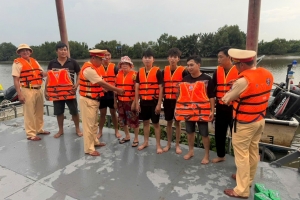 CSGT đường thủy TP.HCM mang áo phao đến với người dân ven sông