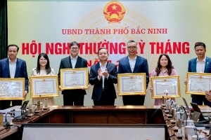 Bắc Ninh: Khen thưởng 4 tập thể, 2 cá nhân xuất sắc trong thu hút đầu tư và nộp ngân sách Nhà nước