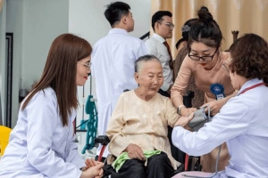Đưa y bác sĩ về tận nhà thuốc tư vấn sức khỏe miễn phí cho người dân