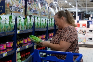 Khi sản phẩm Việt bước lên kệ ngoại: Thương hiệu phải thay đổi những gì?