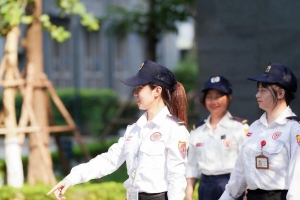 Những người phụ nữ góp sức giữ an ninh cho tòa nhà