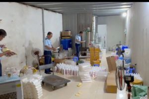 Hà Nội phát hiện cơ sở sản xuất nước giặt, sữa tắm nghi giả mạo nhãn hiệu