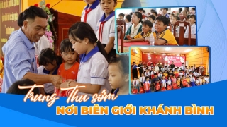 Tạp chí Thương hiệu và Công luận mang Trung thu sớm đến biên giới Khánh Bình
