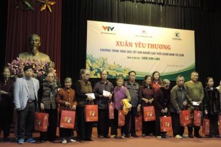 “Xuân yêu thương” – Chương trình trao quà Tết cho NCT quận Nam Từ Liêm