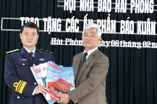 Hải Phòng: Hội Nhà báo trao tặng chiến sĩ Hải quân các ấn phẩm báo Xuân Đinh Dậu 2017