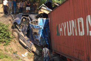 Hà Tĩnh: Xe container nổ lốp lao xuống vực tài xế thoát chết thần kỳ