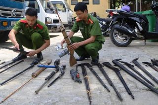 Huyện Cao Lộc (Lạng Sơn): Người dân tự nguyện giao nộp 14 khẩu súng các loại