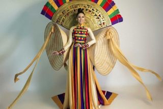 Nguyễn Thị Loan mang hình ảnh trống đồng, nón lá tới Miss Universe 2017