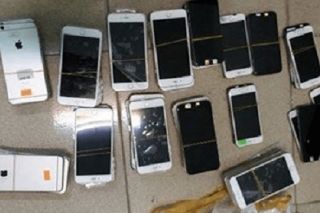 Hà Nội: Thu giữ lô hàng điện thoại iPhone không rõ nguồn gốc