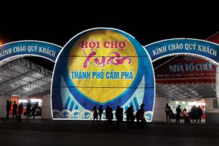 Hội chợ Xuân Cẩm Phả (Quảng Ninh): Thu hút hàng trăm người mua sắm