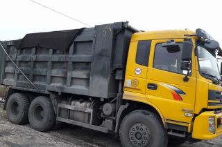 Quảng Ninh: Xe trọng tải lớn nghi chở than lưu thông trên QL18