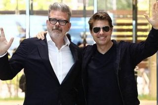 Tom Cruise được fan “săn đón” trong buổi ra mắt phim “Nhiệm Vụ Bất Khả Thi: Sụp Đổ”