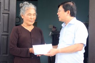 Phó Chủ tịch UBTWMTTQVN Nguyễn Hữu Dũng thăm và tặng gia đình chính sách tại Quảng Trị