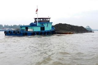 Quảng Ninh: Phát hiện và bắt giữ tàu vận chuyển trái phép 500 tấn cát