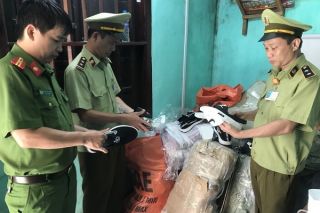 Lạng Sơn: phát hiện, thu giữ 200 đôi giầy dép có dấu hiệu giả mạo hiệu nhãn NIKE