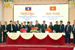 Tăng cường hợp tác phát triển thương mại biên giới Việt - Lào