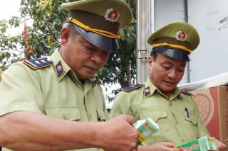 Lực lượng QLTT Hà Tĩnh: Phát hiện, thu giữ gần 130 bóng đèn "nhái" nhãn hiệu Rạng Đông