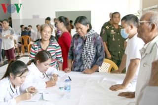 Bác sỹ Việt Nam mang ánh sáng cho bệnh nhân nghèo Campuchia
