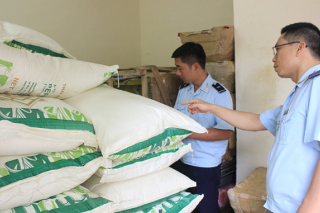 Hải quan Quảng Ninh liên tiếp bắt giữ chả mực, thực phẩm nhập lậu