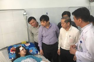 Vụ xe khách rơi tại đèo Hải Vân: Lãnh đạo 2 địa phương đã đến thăm hỏi các nạn nhân tại bệnh viện