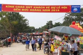 Nghệ An: Hàng nghìn du khách nườm nượp đổ về đền Đức Hoàng trẩy hội