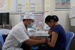 Tiêm phòng cho trẻ: ‘Bài toán thiếu vắc xin’ bao giờ có lời giải?