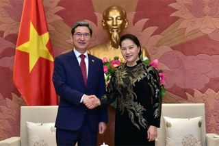 Chủ tịch Quốc hội tiếp Chủ tịch Nhóm nghị sĩ hữu nghị Hàn - Việt