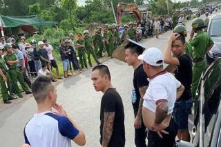 Bắt khẩn cấp thêm một nghi can trong vụ ‘giang hồ’ bao vây xe công an ở Đồng Nai