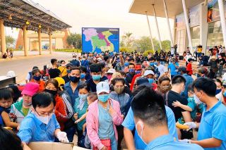 Quảng Trị: Cửa khẩu quốc tế Lao Bảo số lượng người Việt về nước tăng đột biến