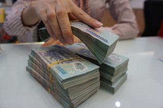 Nhiều ngân hàng cam kết giảm lãi suất cho vay thêm 2 - 2,5%/năm