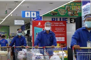 Giữa đại dịch Covid-19, siêu thị tăng cường dịch vụ “đi chợ hộ”