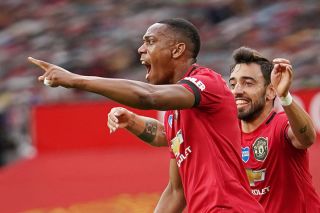 Manchester United mất 2 điểm đáng tiếc ở phút bù giờ