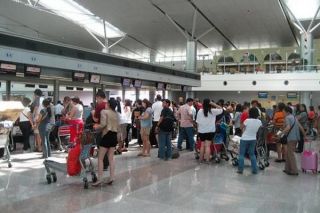 Khách có vé nhưng không được lên máy bay do hãng bán quá số ghế