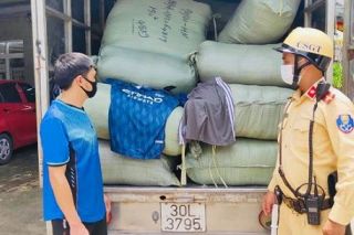 Hà Nội: Phát hiện 1.000 bộ quần áo không rõ nguồn gốc trên xe tải