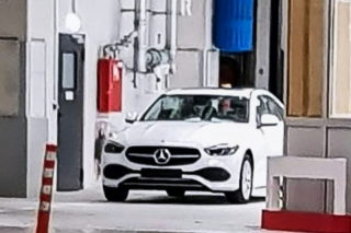 Mercedes-Benz C-Class 2022 lộ diện không che chắn