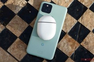 Goolge Pixel 5 sẽ thành đế sạc không dây khi cắm cáp USB-C