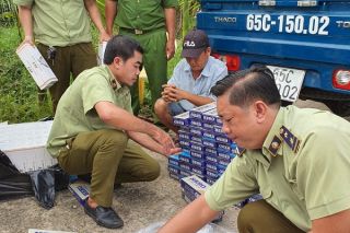 Hậu Giang: Bắt xe chở hơn 2.100 gói thuốc lá lậu