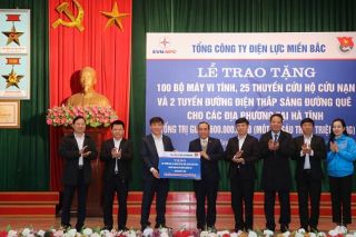 EVNNPC tri ân khách hàng tại vùng lũ Nghệ An, Hà Tĩnh với tổng giá trị 2,3 tỷ đồng