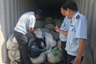 Phát hiện 3 container hàng Trung Quốc gắn mác “made in Vietnam”