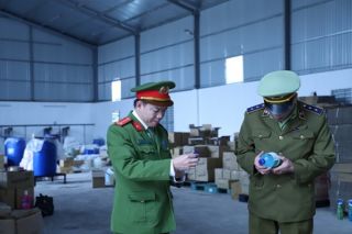 Thu giữ hơn 1.000 chai nước rửa tay khô không công bố tiêu chuẩn chất lượng