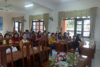 Phân hiệu Đại học Huế tại Quảng Trị: Trao tặng 240 lít nước rửa tay khô cho các trường THPT