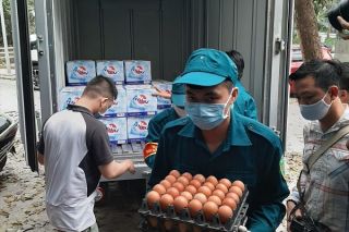 Hà Nội: Hỗ trợ nhu yếu phẩm đợt 2 cho các hộ dân khu vực cách ly phường Trúc Bạch