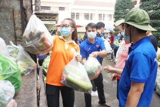 Bình Dương: 1,6 tỷ đồng hỗ trợ hàng hóa cho người dân trong khu cách ly ở TP. Thủ Dầu Một