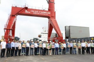 Phó Thủ tướng Thường trực thăm công nhân lao động làm việc xuyên Tết tại Cảng quốc tế Long An