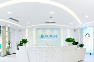 Trị nám tại trung tâm Venesa: Một phụ nữ bị viêm da nghiêm trọng
