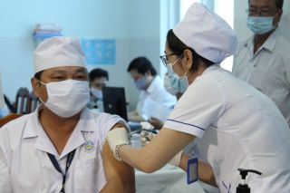 Vĩnh Long: Tiến hành tiêm mũi vaccine đầu tiên phòng chống Covid-19