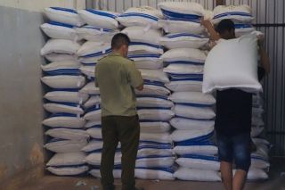 TPHCM: Bắt nhiều xe ô tô chở gần 150 tấn đường nghi nhập lậu
