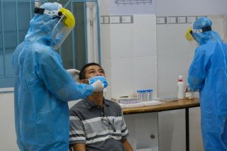 Bộ Y tế yêu cầu các phòng khám, nhà thuốc sàng lọc kỹ các trường hợp nghi mắc COVID-19